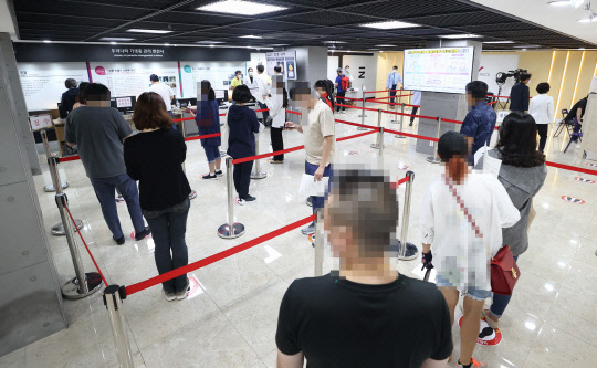 서울 강서구 한국건강관리협회 건강증진의원 서울서부지부를 찾은 시민들이 23일 오전 독감 예방접종을 위해 줄을 서 있다. 연합뉴스